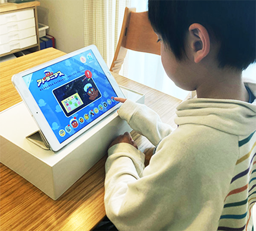 正しい姿勢でタブレットを使用するユーザーさんの様子